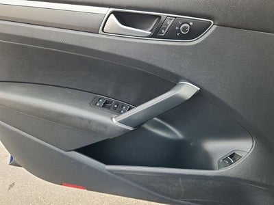 2017 Volkswagen Passat R-Line w/Comfort Pkg