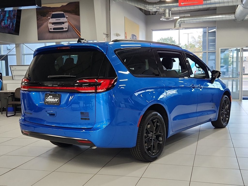 2027 Chrysler Pacifica Select