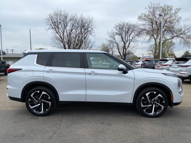 2023 Mitsubishi Outlander SE